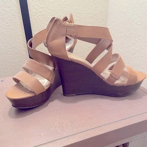 Express tan wedges